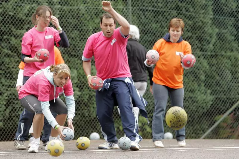 team-playing-football